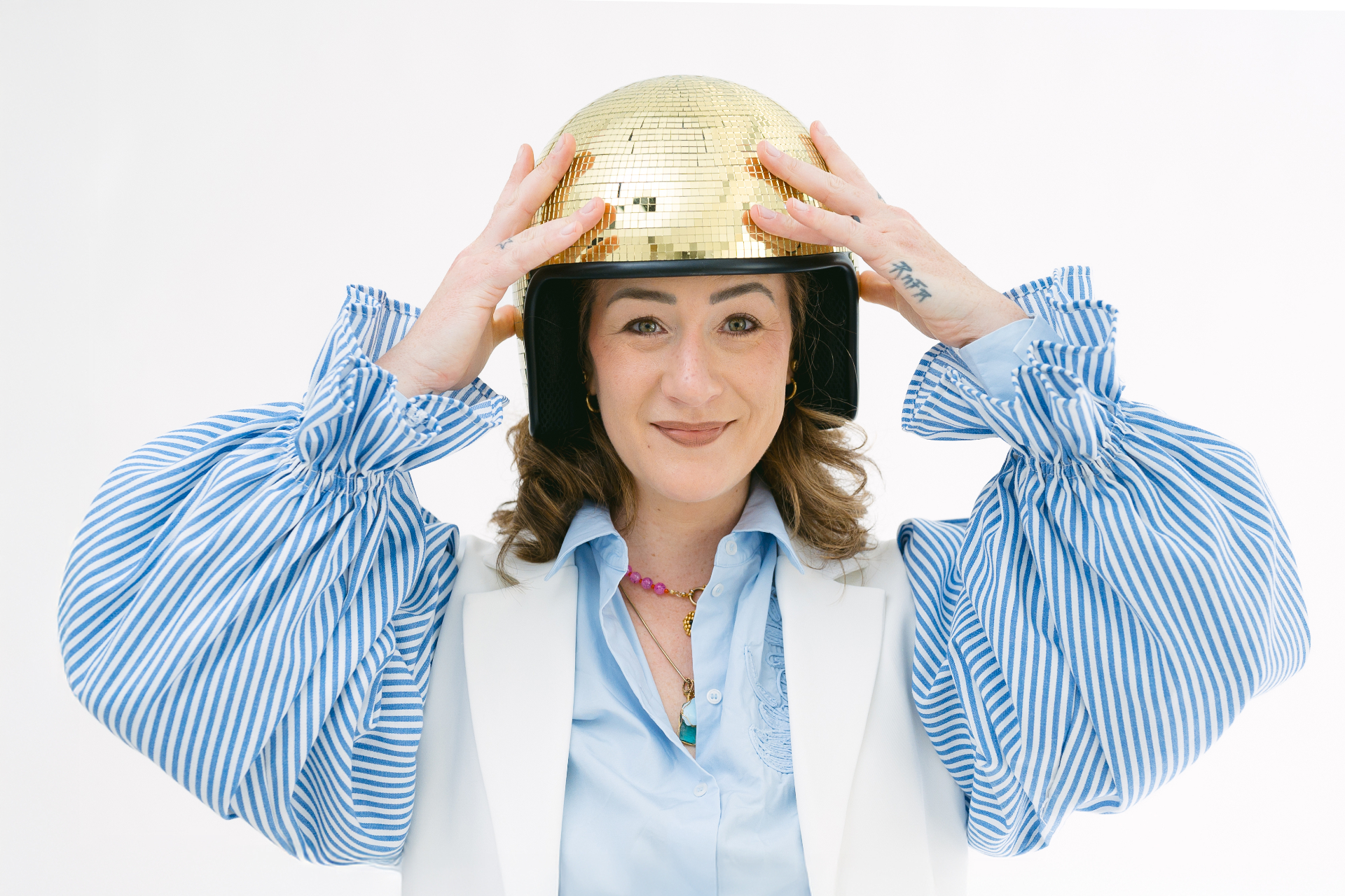 Gisèle Ladner mit Disco-Kugel-Helm, Neurogespür Podcast