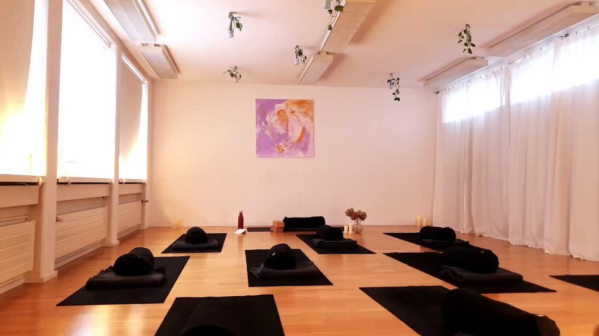 Radiant Heart Studio Zürich – heller Raum mit Yogamatten und Meditationskissen